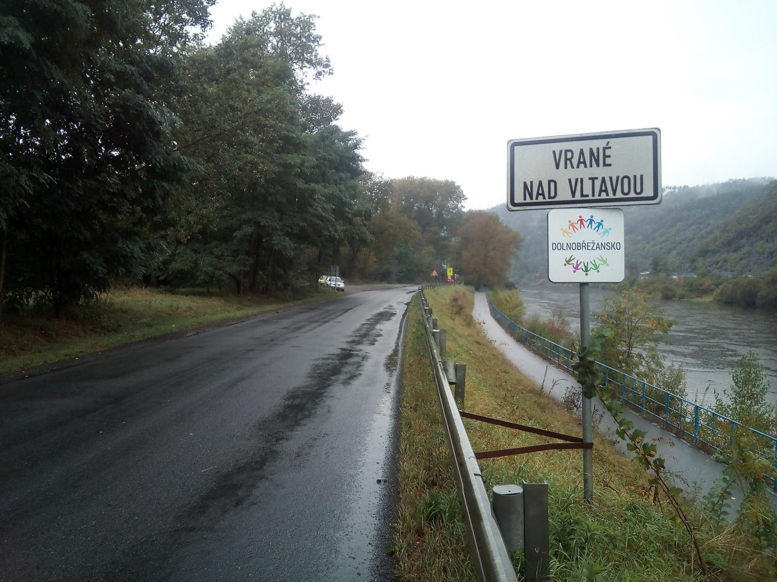 Situační fotografie - vjezd do obce Vrané nad Vltavou