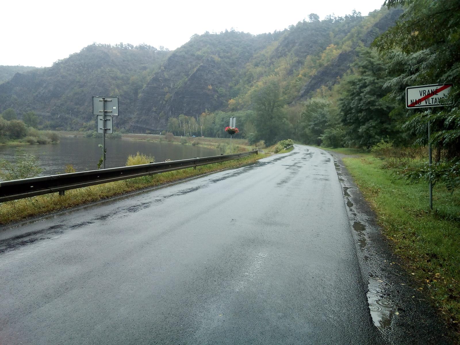 Situační fotografie - výjezd z obce Vrané nad Vltavou