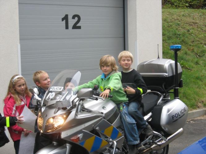 Školáci mezi policisty