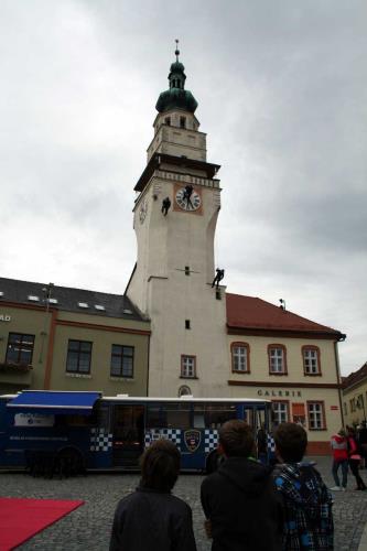 Slaňování strážníků z věže radnice.jpg
