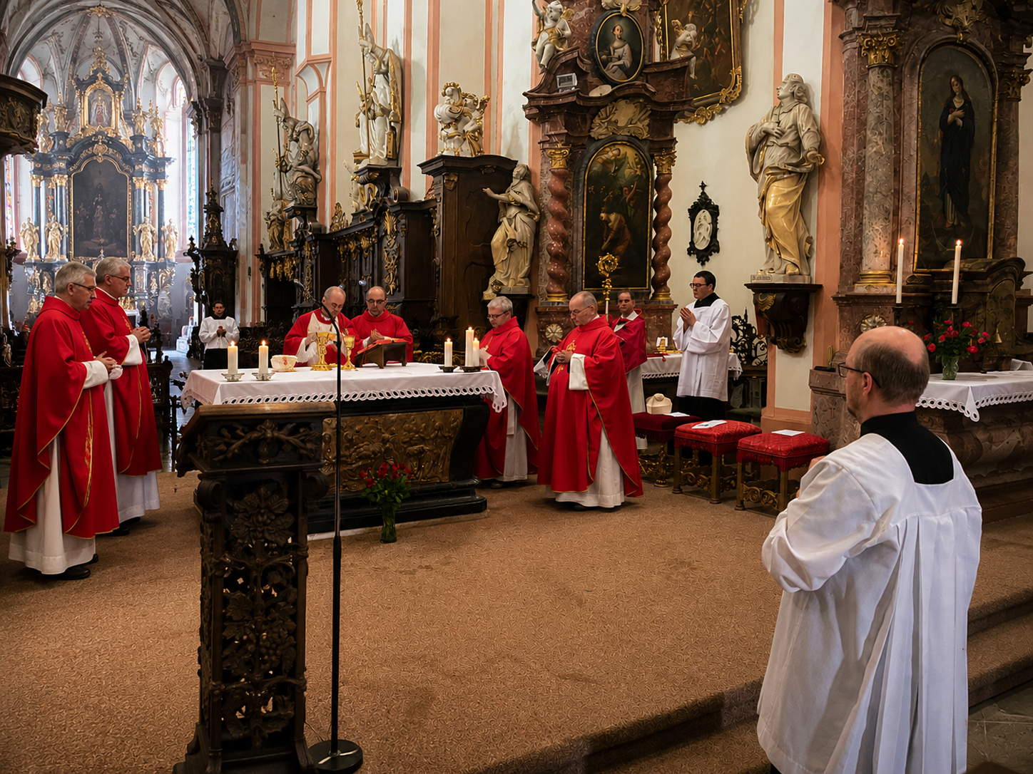Slavnostní bohoslužby se zúčastnila řada představitelů církve i veřejného života.