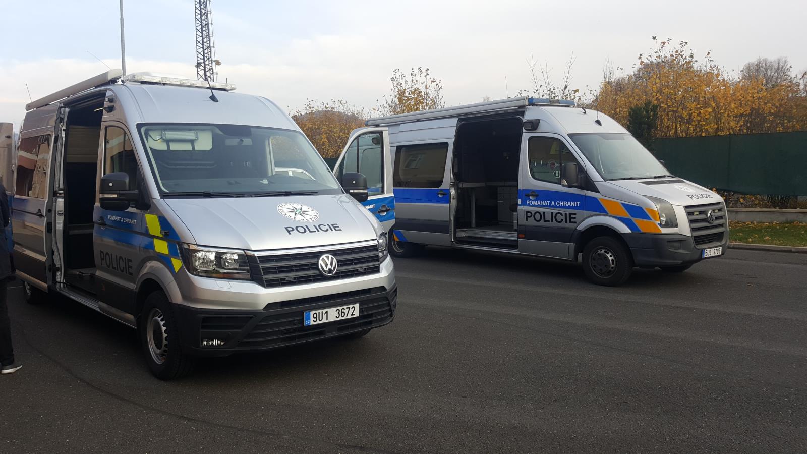 Slavnostní převzetí nového vozidla (vůz vlevo)