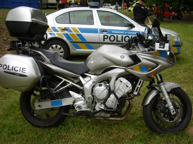 Služební vozidlo a motocykl