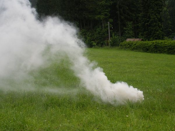 Slzotvorný granát v akci