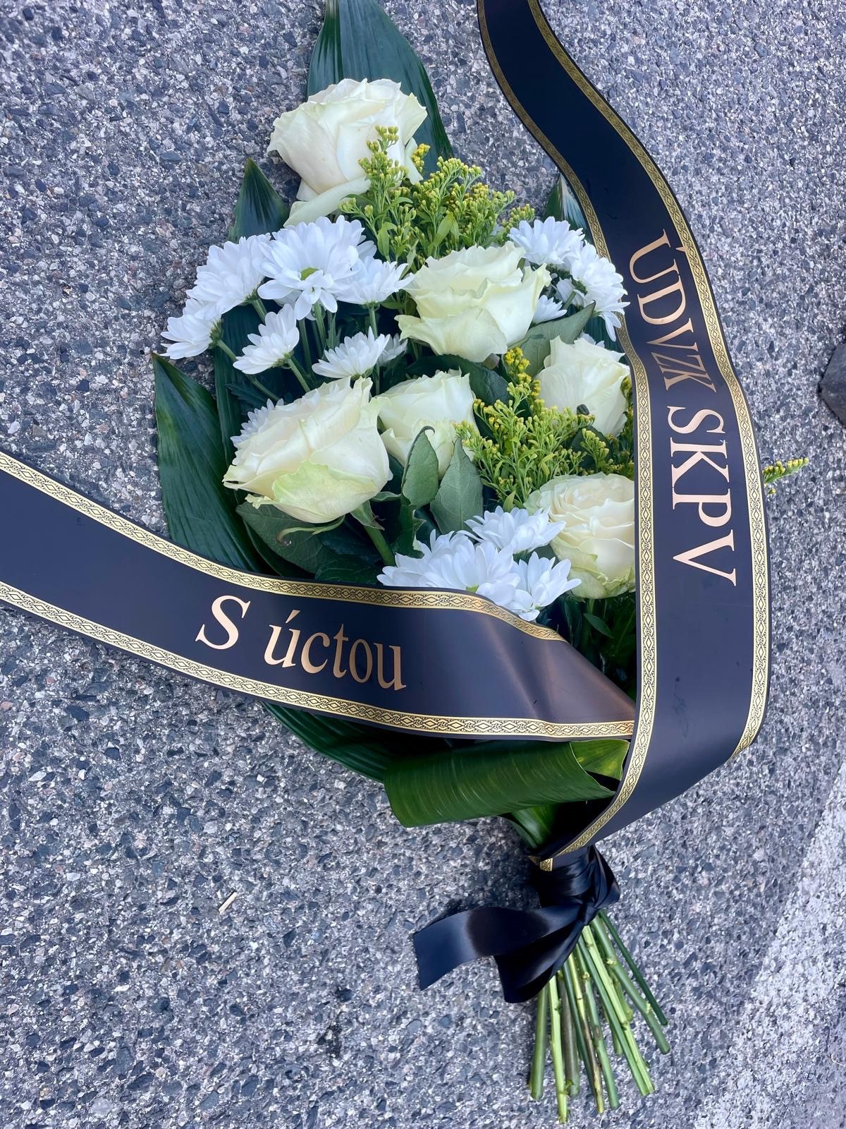 Smuteční kytice ÚDV SKPV.jpg