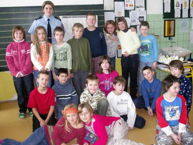 Společná fotografie jedné ze čtvrtých tříd