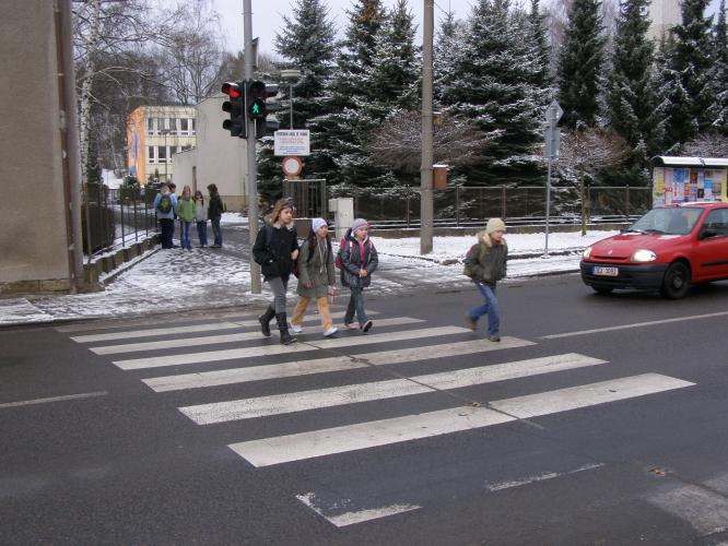 Správné přecházení po přechodu pro chodce