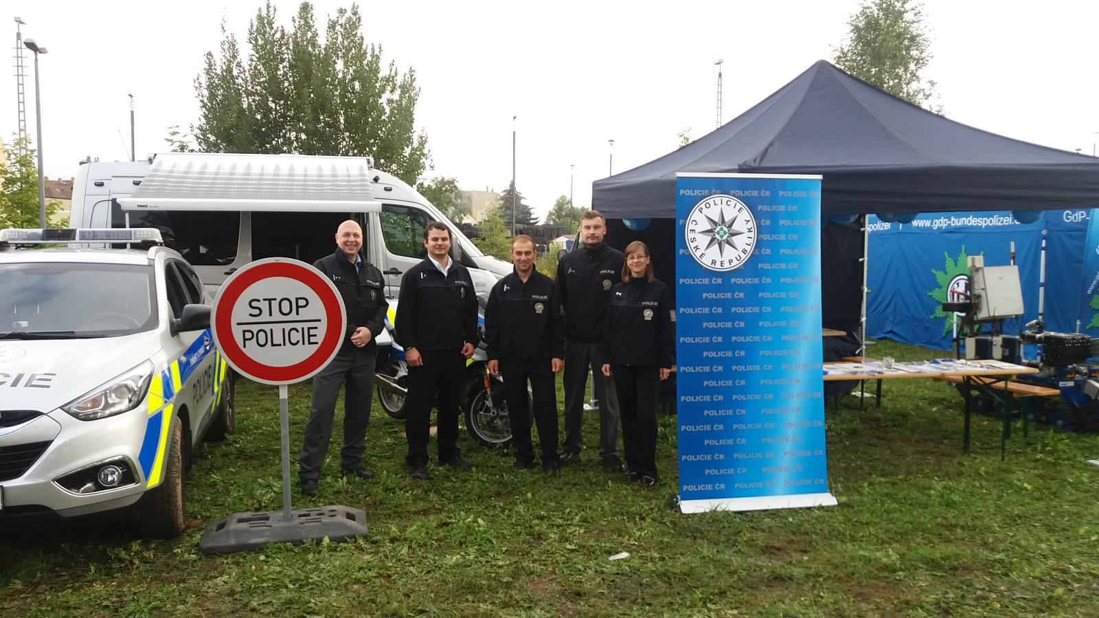Stánek Policie ČR a policisté z Liberce