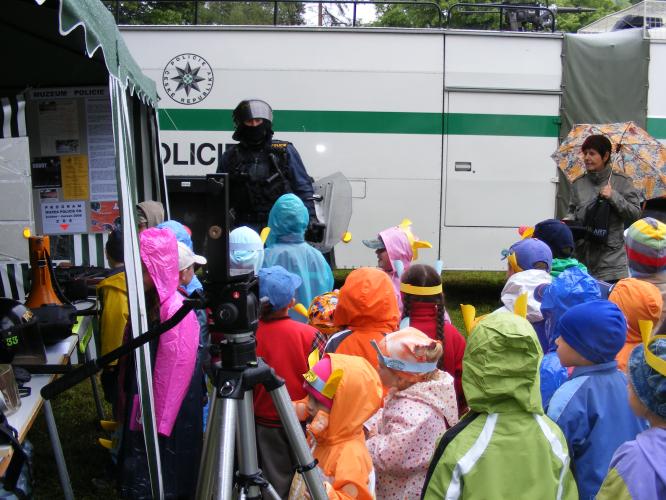 Stánek Policie ČR v obležení dětí