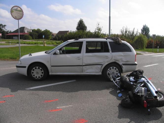 Střet auta s motorkou (2)