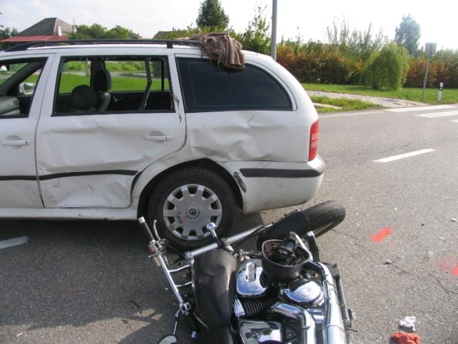 Střet auta s motorkou (3)