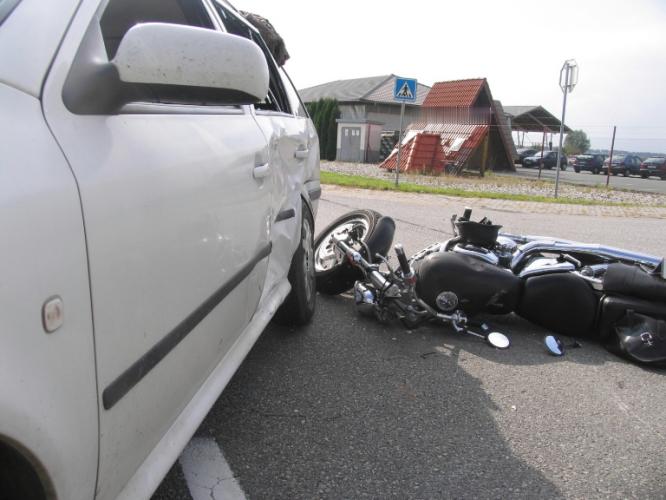 Střet auta s motorkou (4)