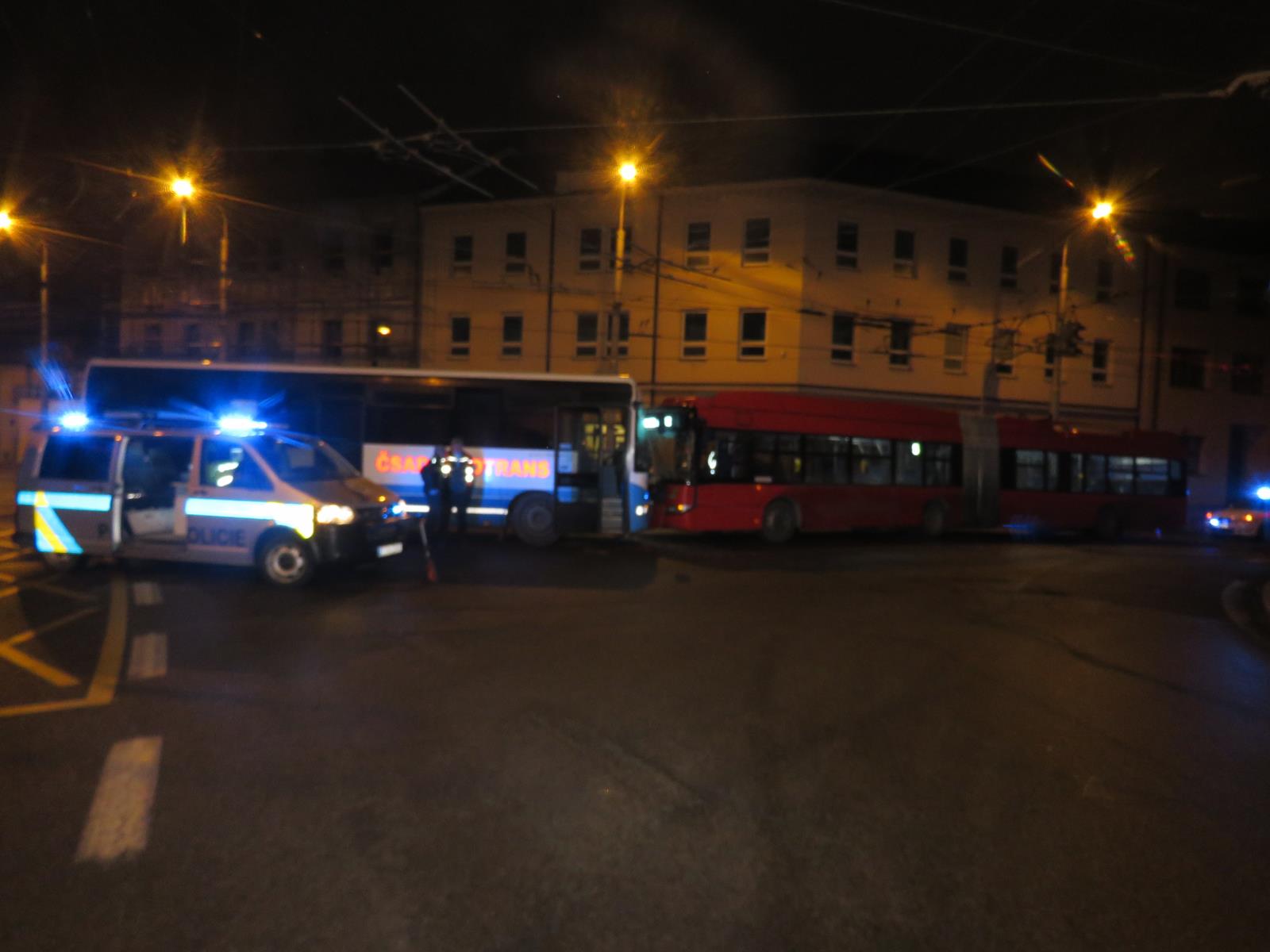 Střet autobusu s trolejbusem v ČB IV.
