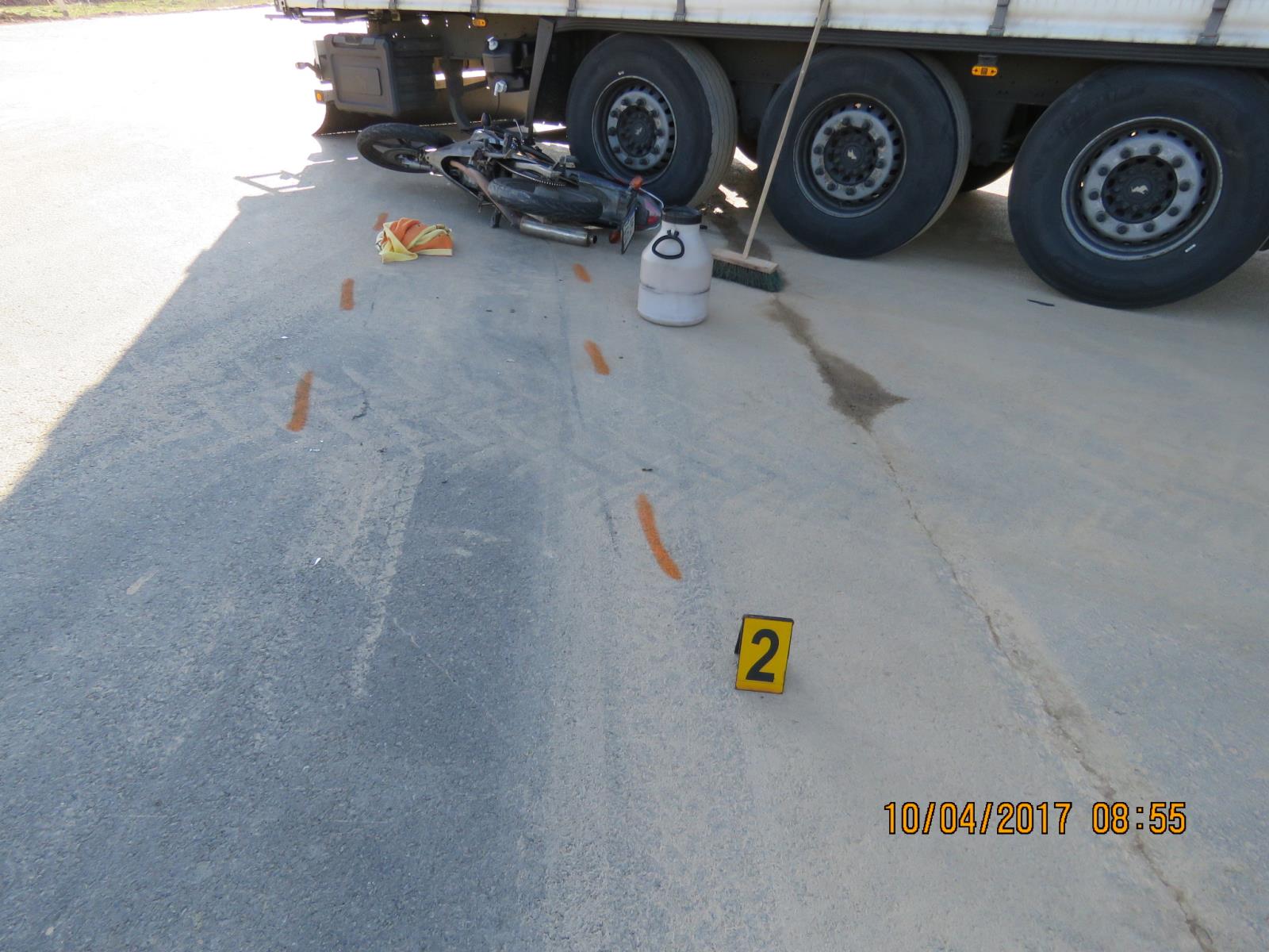 Střet nákladní soupravy a motocyklu