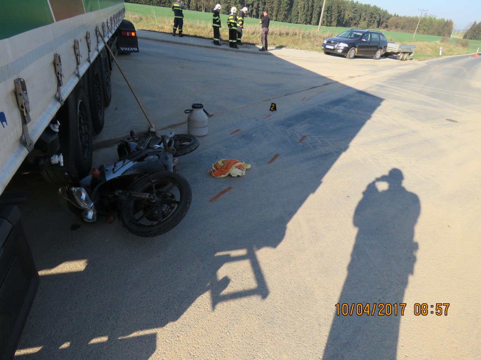 Střet nákladní soupravy a motocyklu