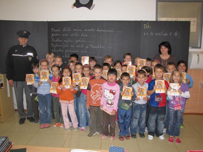 Suchdolský  policista prap. Petr Krčál s drukáčky a  zápisníkem pejska Ajaxe .jpg