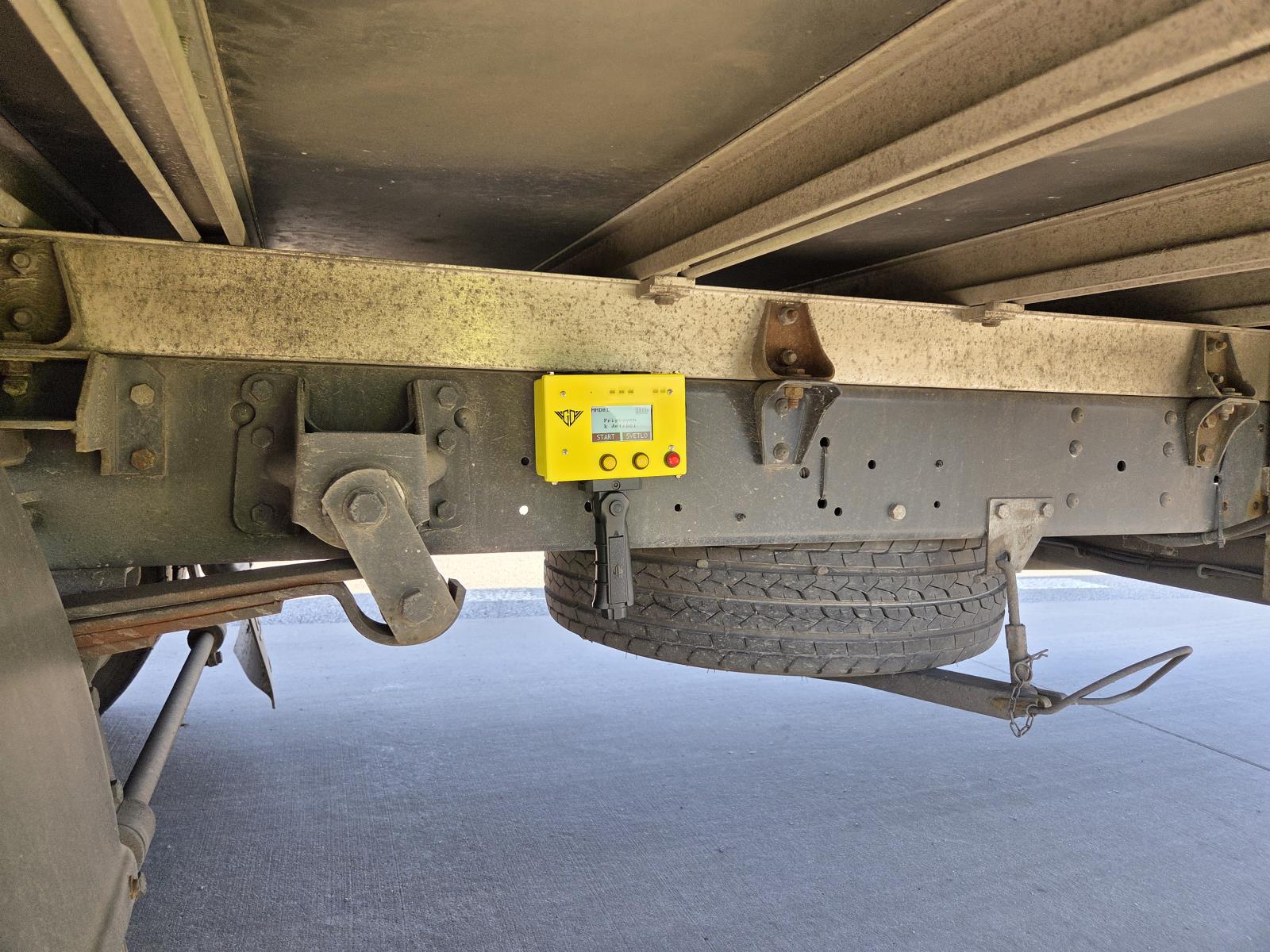 Technické zařízení ke kontrole přepravovaných osob v krytu motorového vozidla