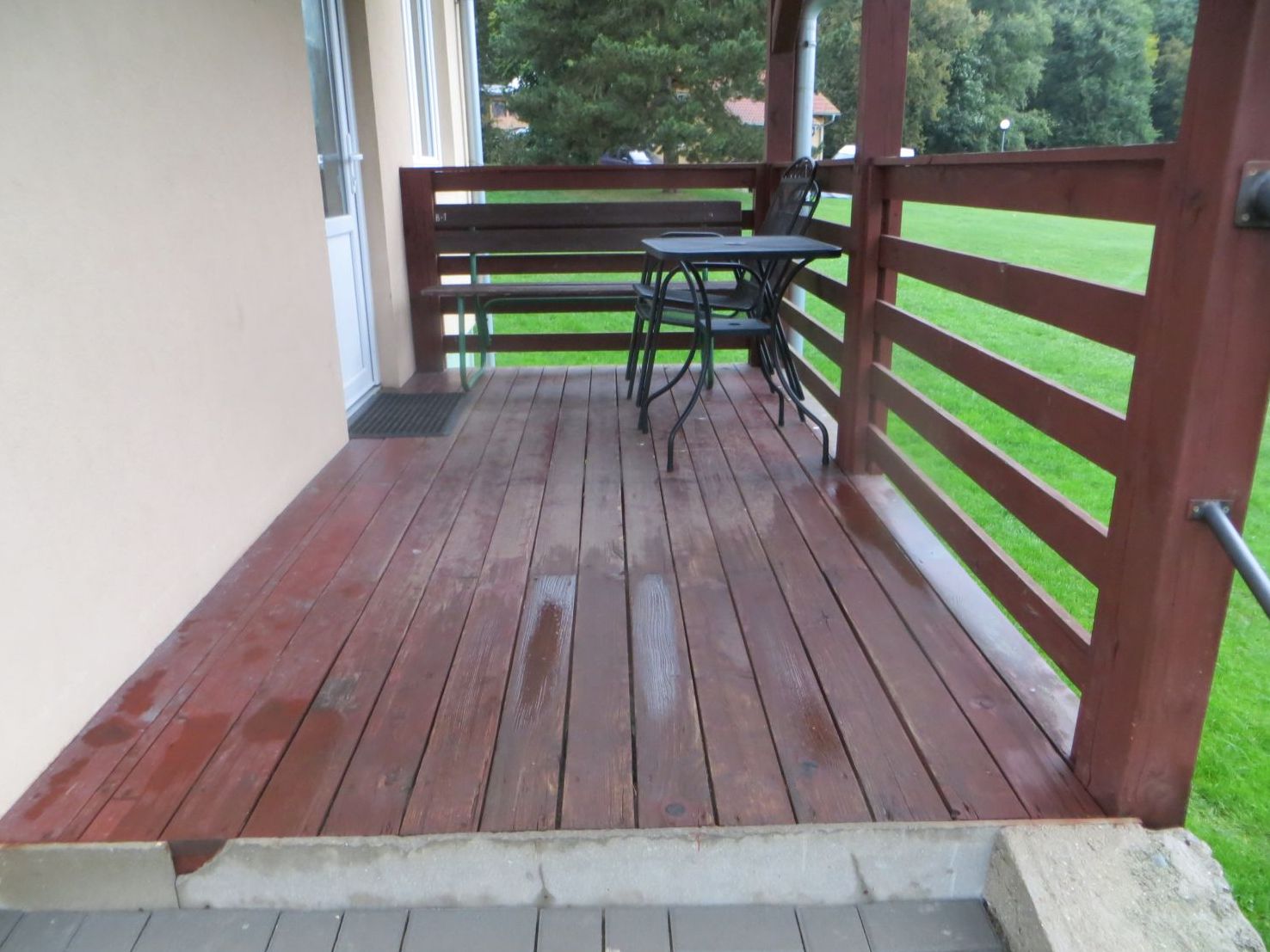 Terasa chaty, kde se nacházela HJK.jpg