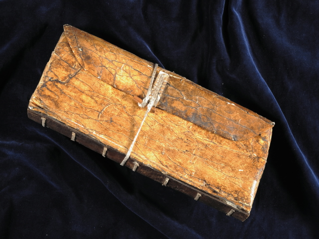 Trhová kniha_zavřená.jpg