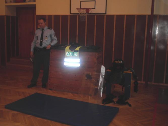 policista při besedě 