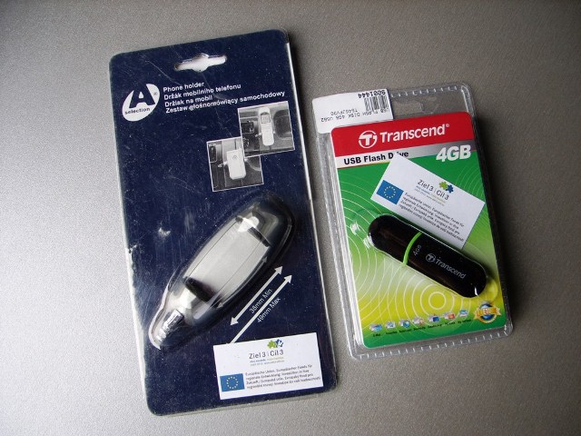 USB Flash Drive – 4 GB a Držák mobilního telefonu