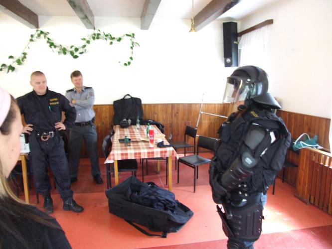 Ukázka policejí výstroje