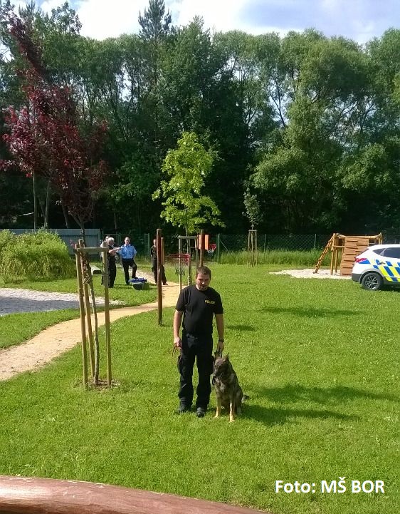 Ukázka policejní práce v Mateřské škole Bor