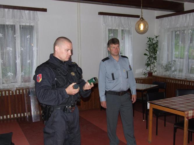 Ukázka policejní výzbroje