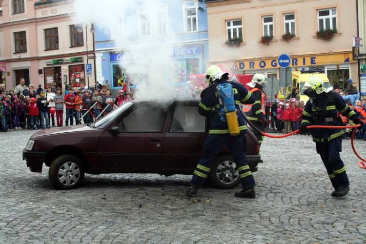 Ukázka práce hasičů.jpg