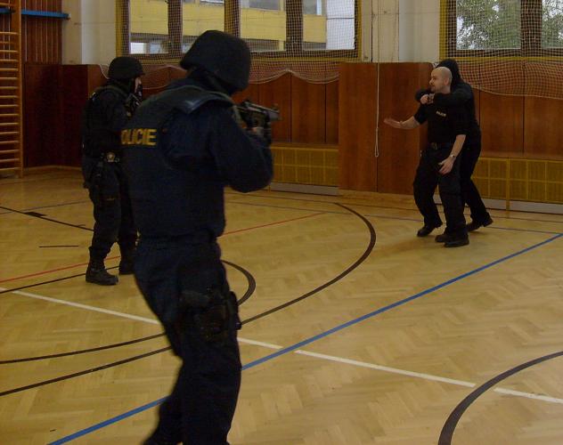 Ukázka přepadení ozbrojeným zločincem