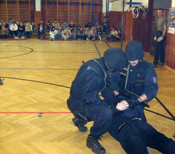 Ukázka zadržení zločince-2
