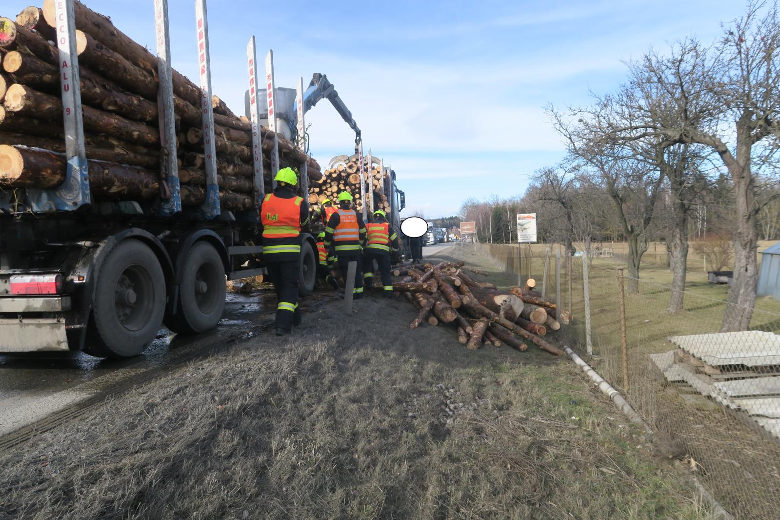 Uvolnění dřevní hmoty na silnici E55 3.jpg