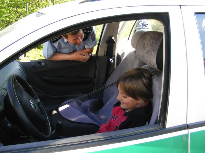 V policejním autě.jpg