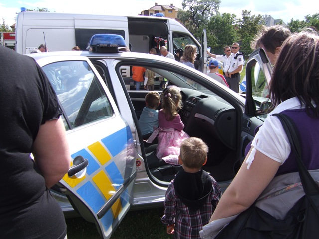 V policejním vozidle