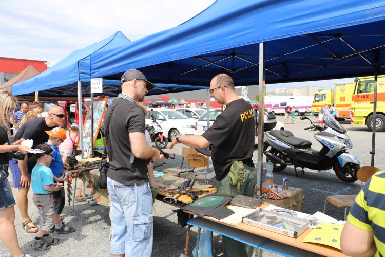 VIII. DEN S  POLICIÍ (15)