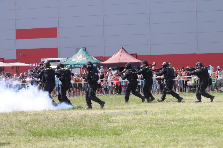 VIII. DEN S  POLICIÍ (32)