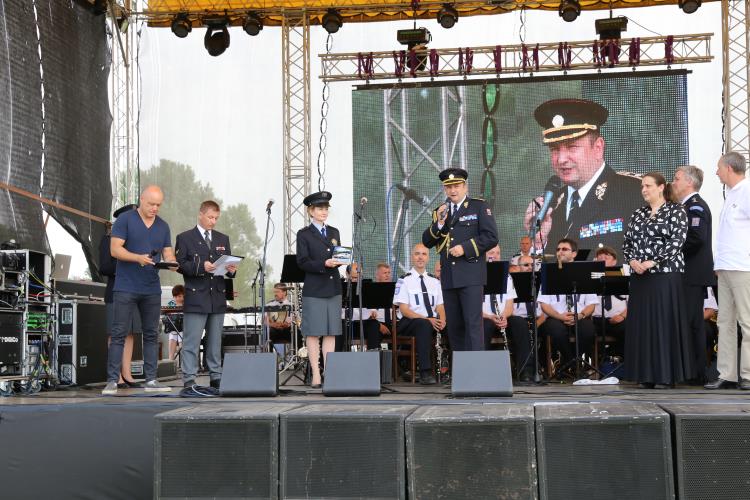 VIII. DEN S  POLICIÍ (4)