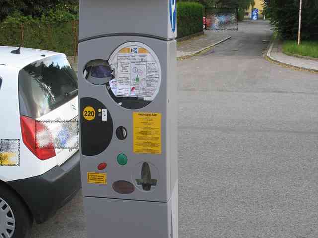Vandal poškodil parkovací automat