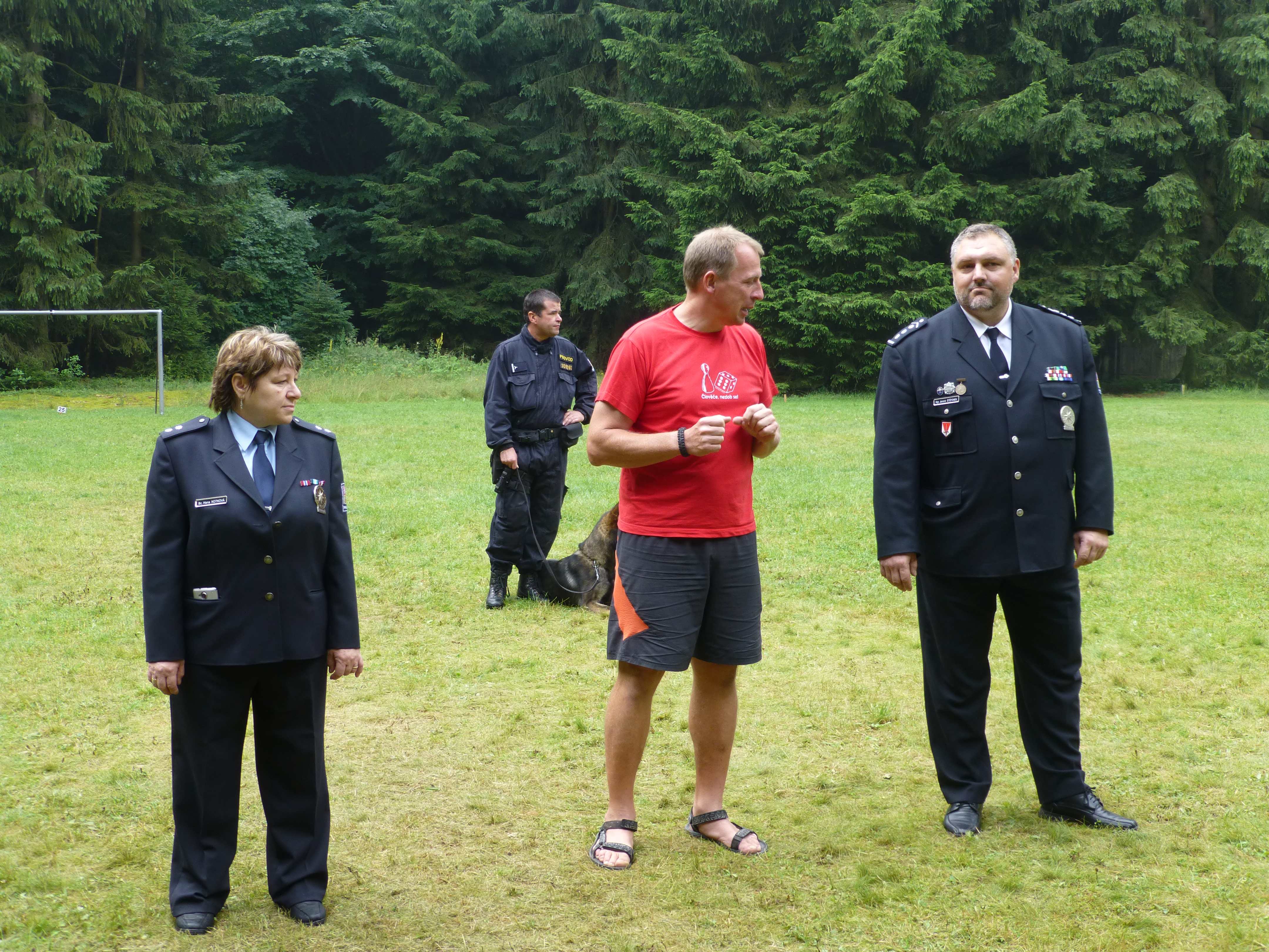 Vedoucí tábora představil  vedoucího PČR,  ÚO Pelhřimov v doprovodu koordinátorky  ÚO.JPG