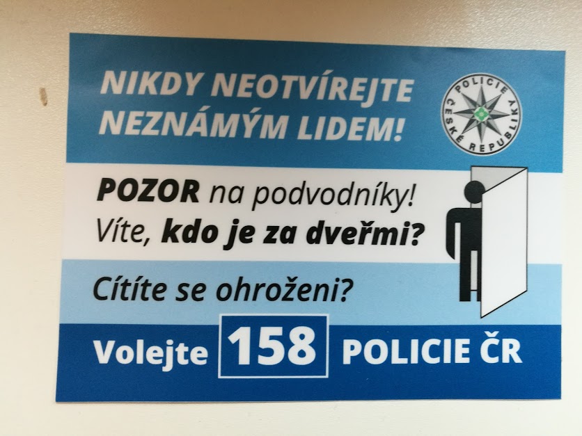 Víš, kdo je za dveřmi?