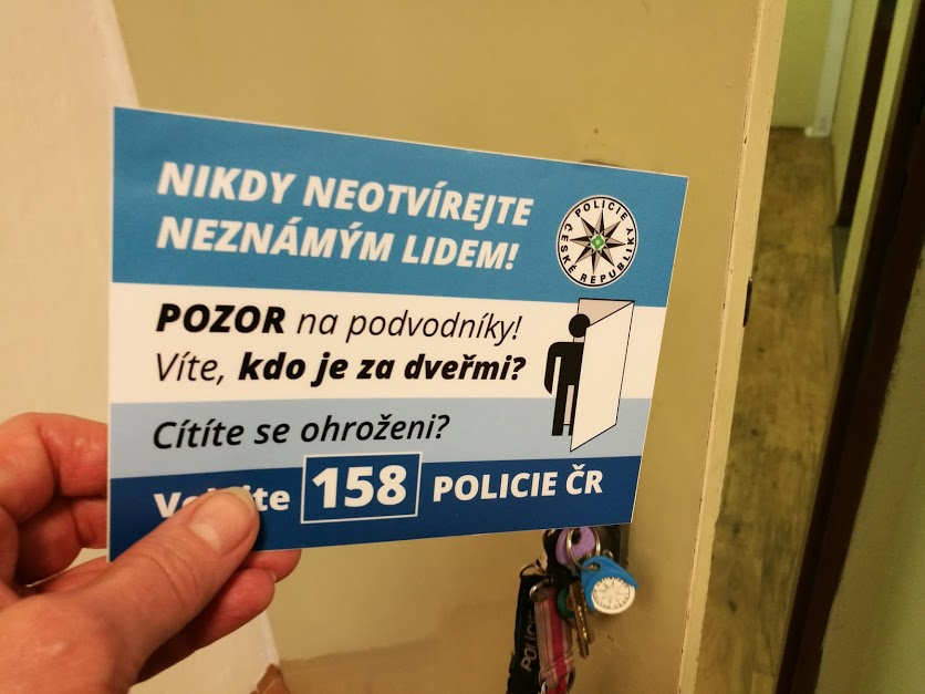 Víš, kdo je za dveřmi?