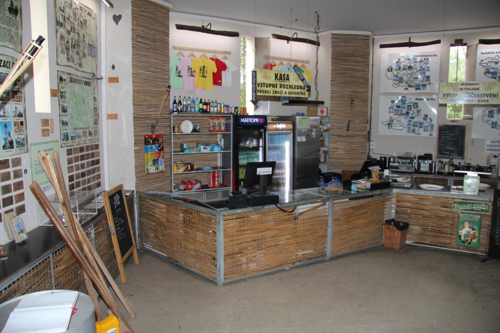 Vnitřní prostor prodejny v rozhledně U Jakuba.JPG