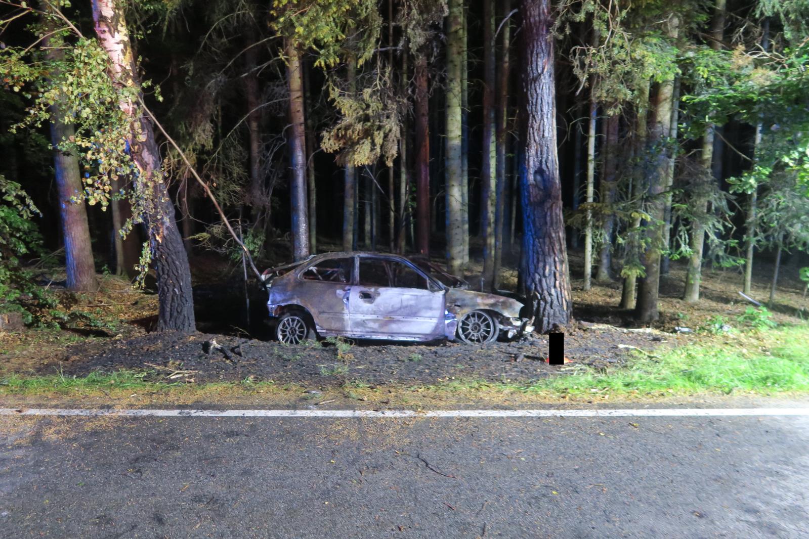 Vozidlo po nárazu zachvátily plameny