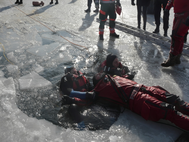 Výcvik policistů v záchraně tonoucího na zamrzlé vodní ploše