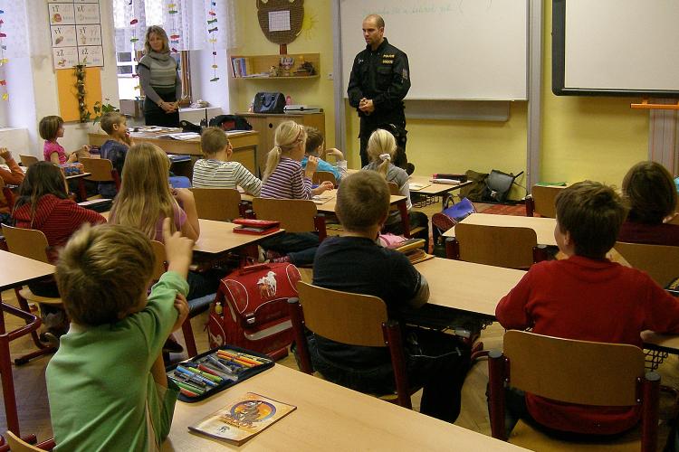 Výklad pozorně poslouchají žáci i jejich učitelé