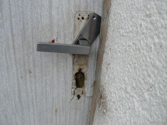 Vypáčené dveře.JPG
