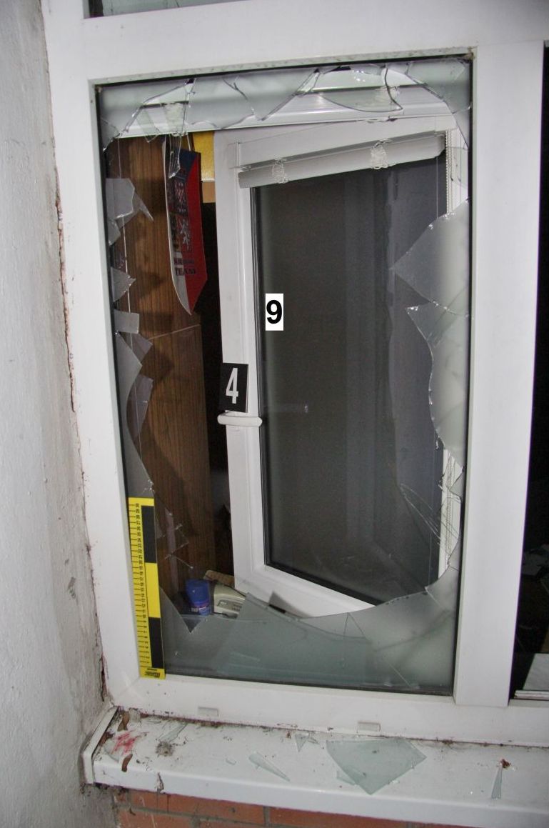 Vypáčené okno.jpg