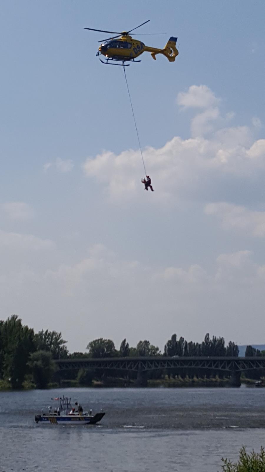 Záchrana tonoucího za pomoci poříční policie a vrtulníku záchranné služby