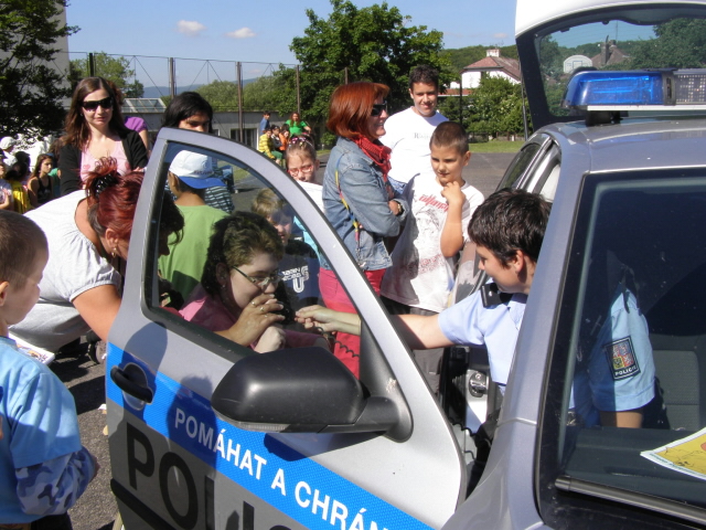 Žáci si prohlédli policejní vozidlo