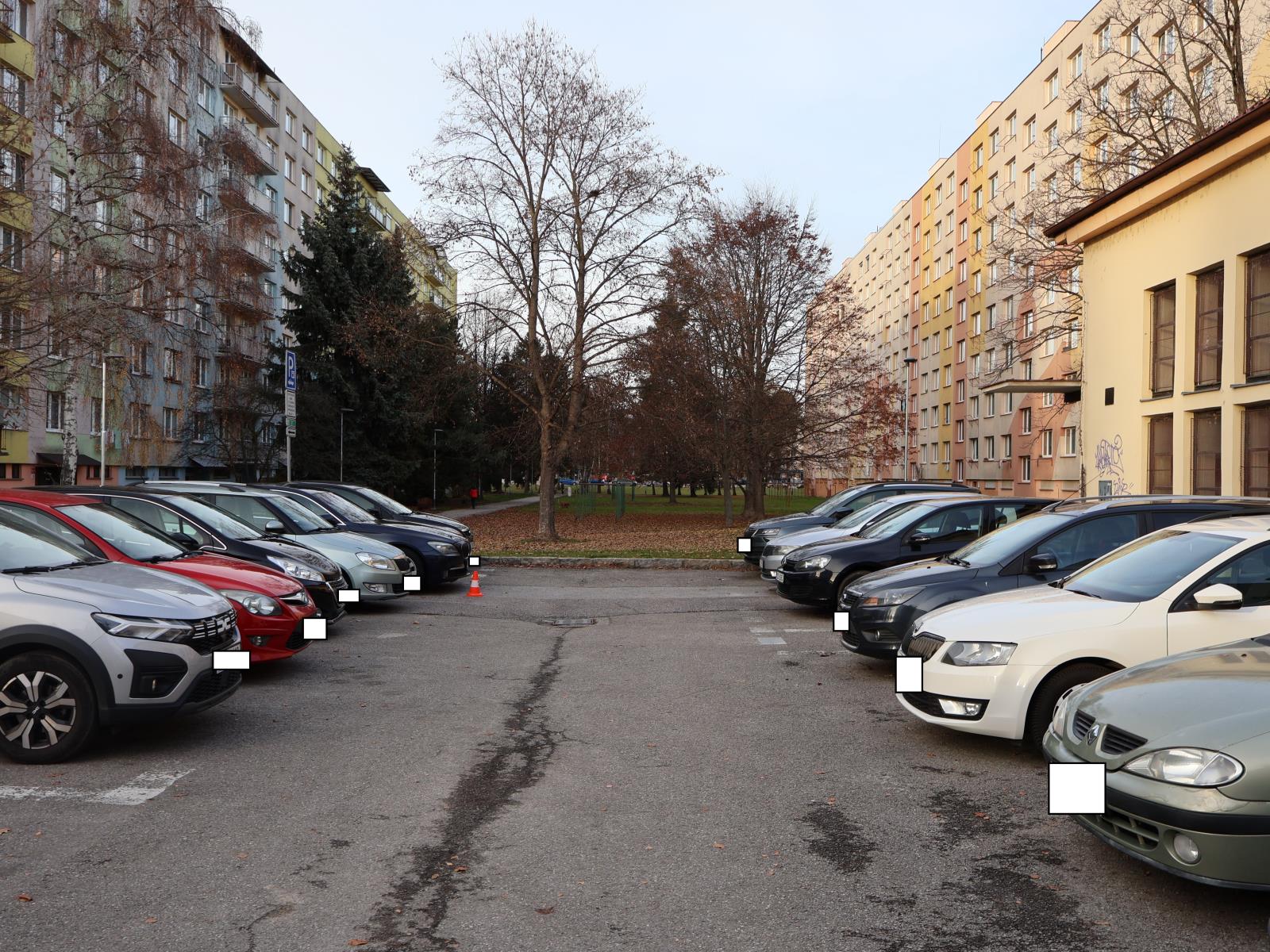 Zaparkovaná vozidla před panelovým domem v Plzeňské ulici.jpg